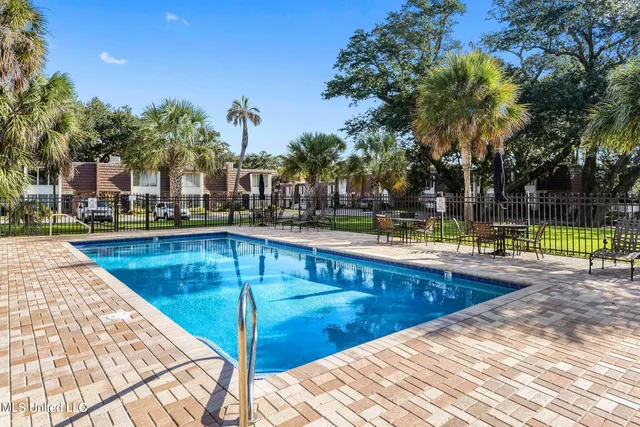 $2,000 | 527 Front Beach Drive, Ocean Springs, MS 39564