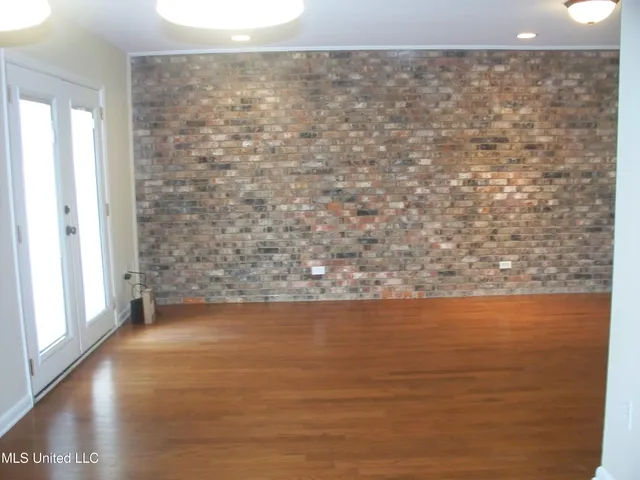 $2,000 | 527 Front Beach Drive, Ocean Springs, MS 39564