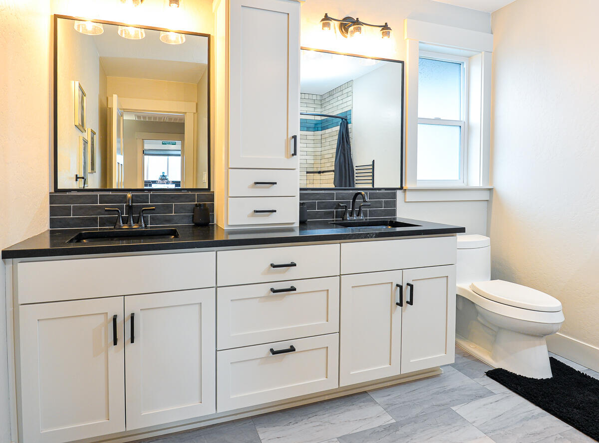 1029 Brandon Way Phoenix, OR 97535 - Photo 38 of 75 a bathroom with a toilet a sink and mirror
