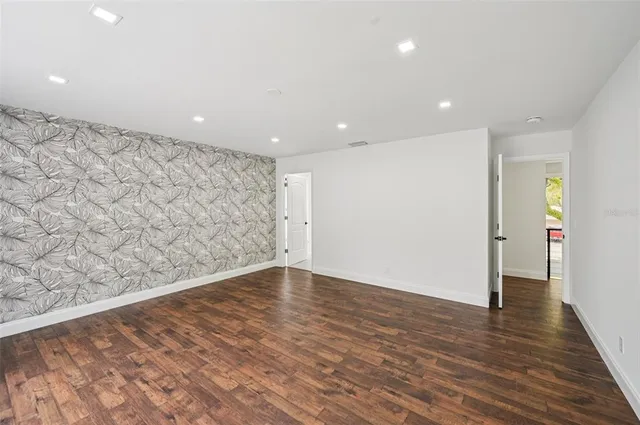 $950,000 | 4392 Brandywine Drive, Sarasota, FL 34241