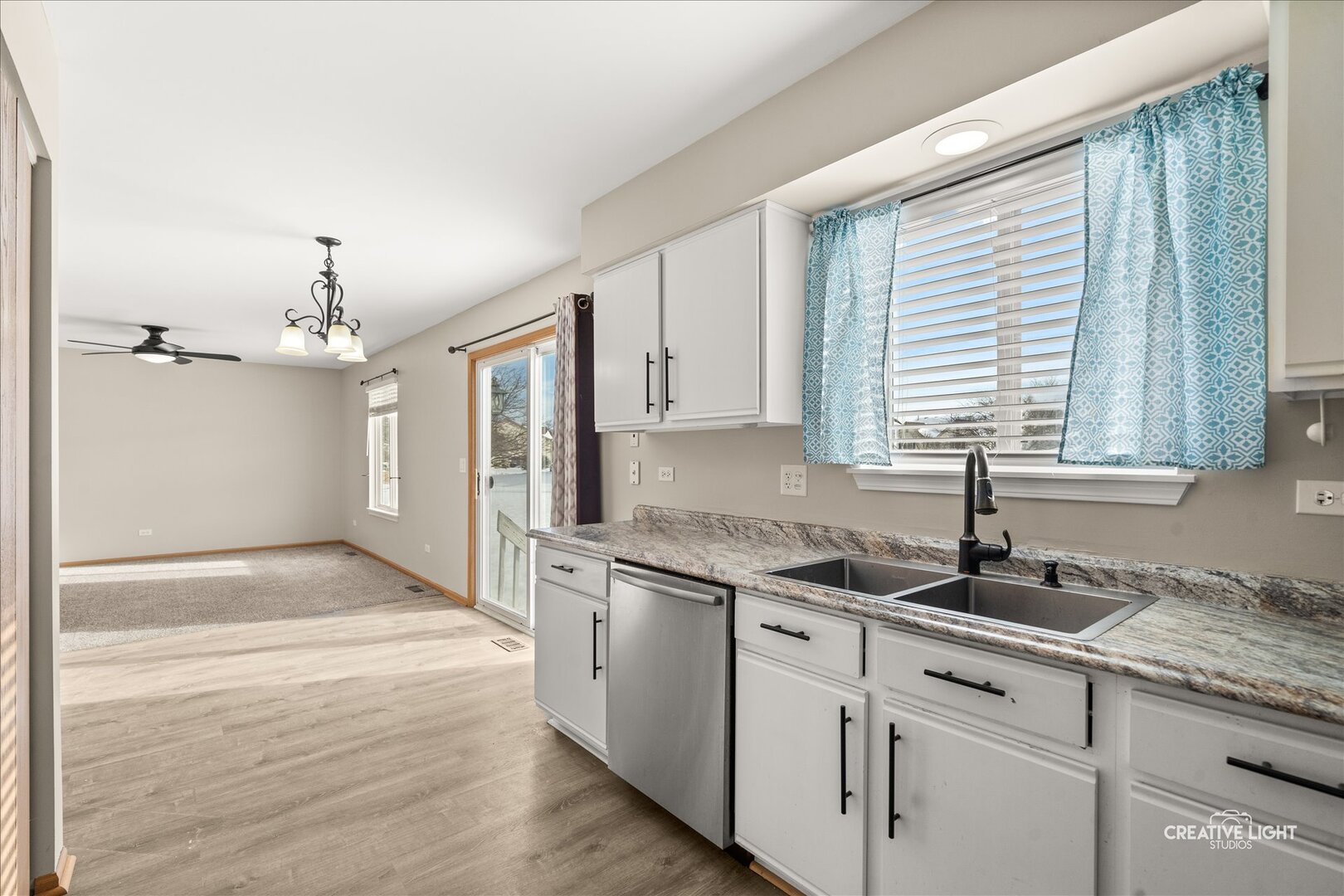 2477 Smithfield Court Aurora, IL 60503 - Photo 7 of 24