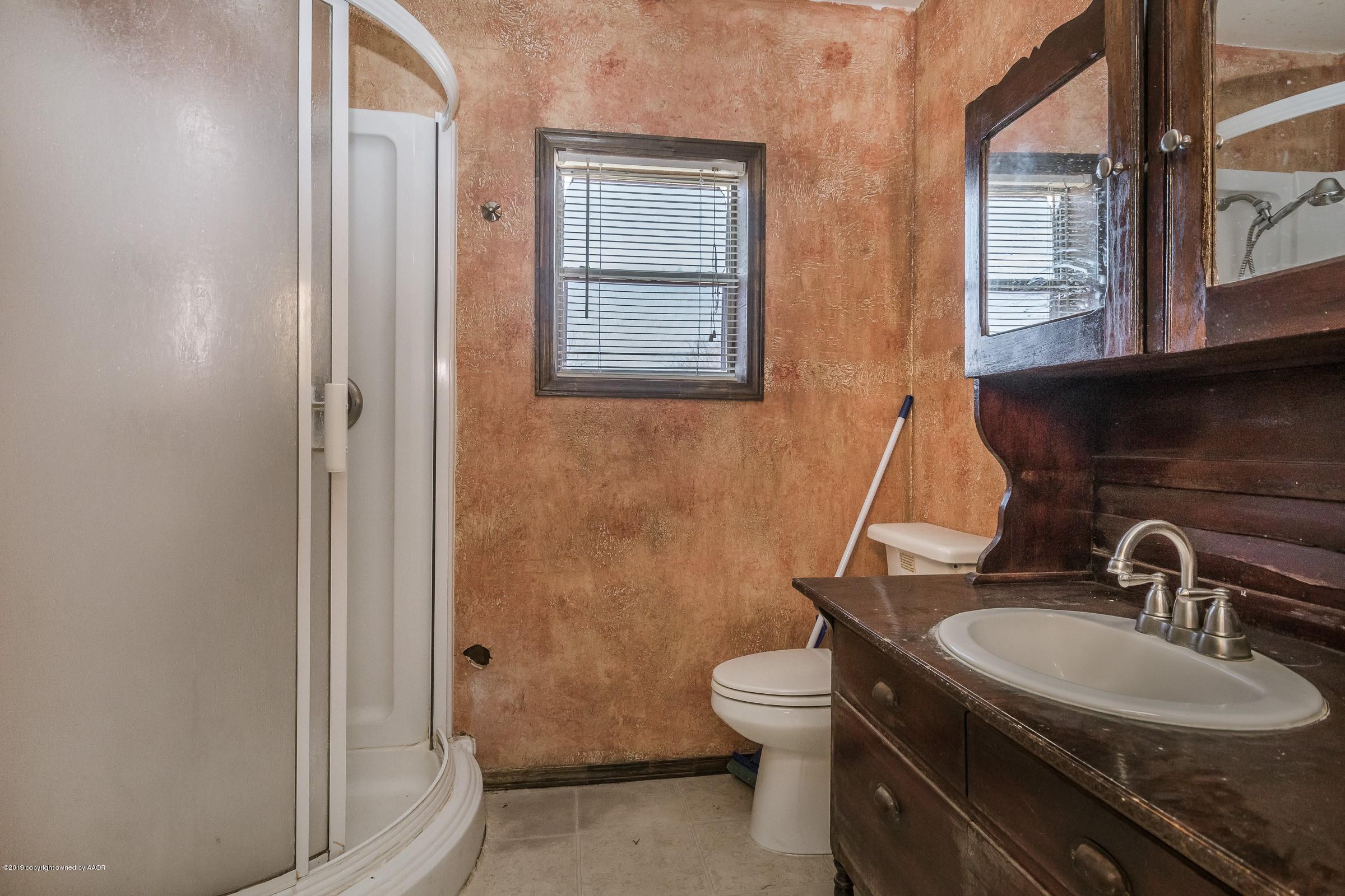 1006 South Ridgeland Avenue Fritch, TX 79036 - Photo 11 of 18 011_Master Bathroom