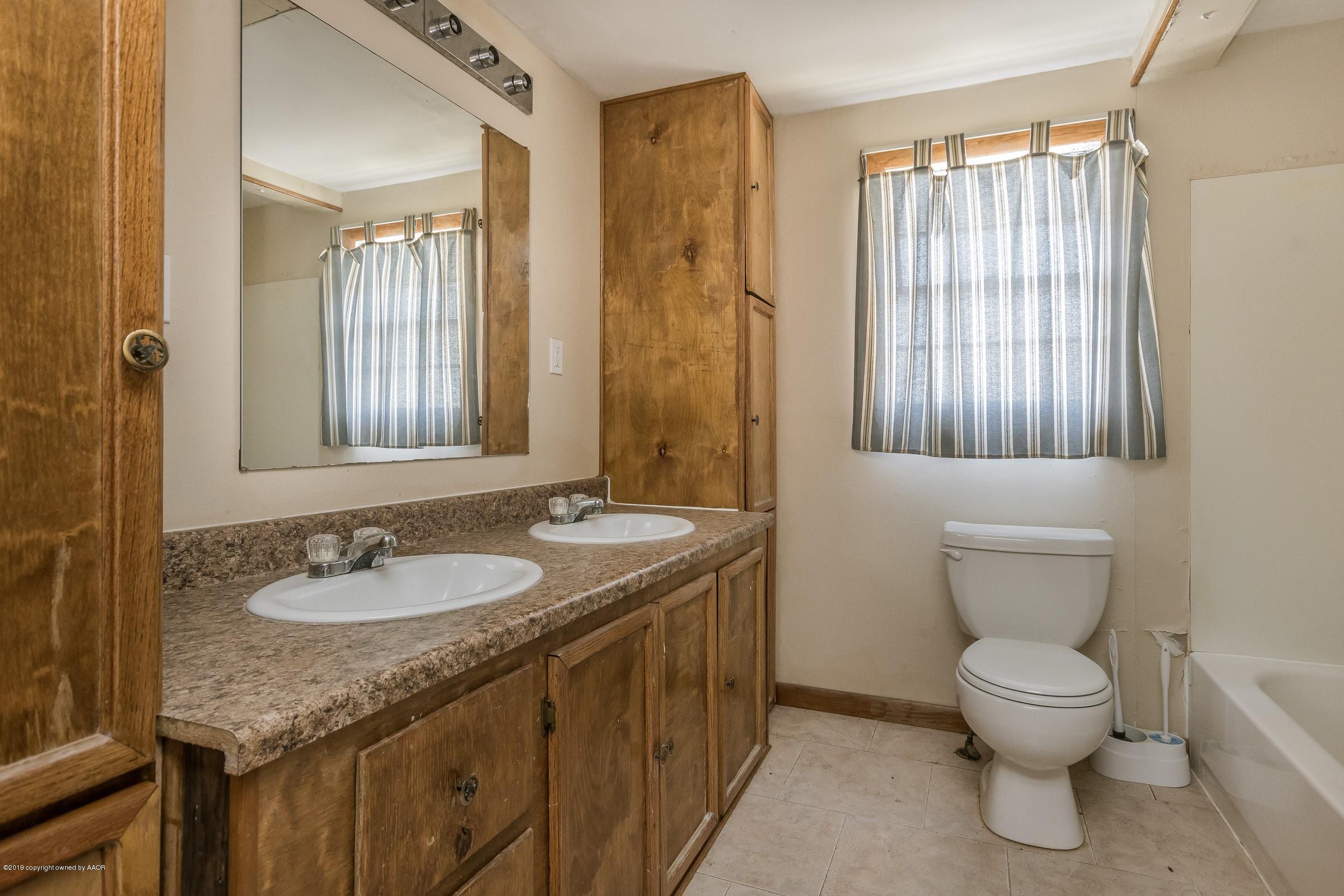 1006 South Ridgeland Avenue Fritch, TX 79036 - Photo 14 of 18 014_Hall Bathroom
