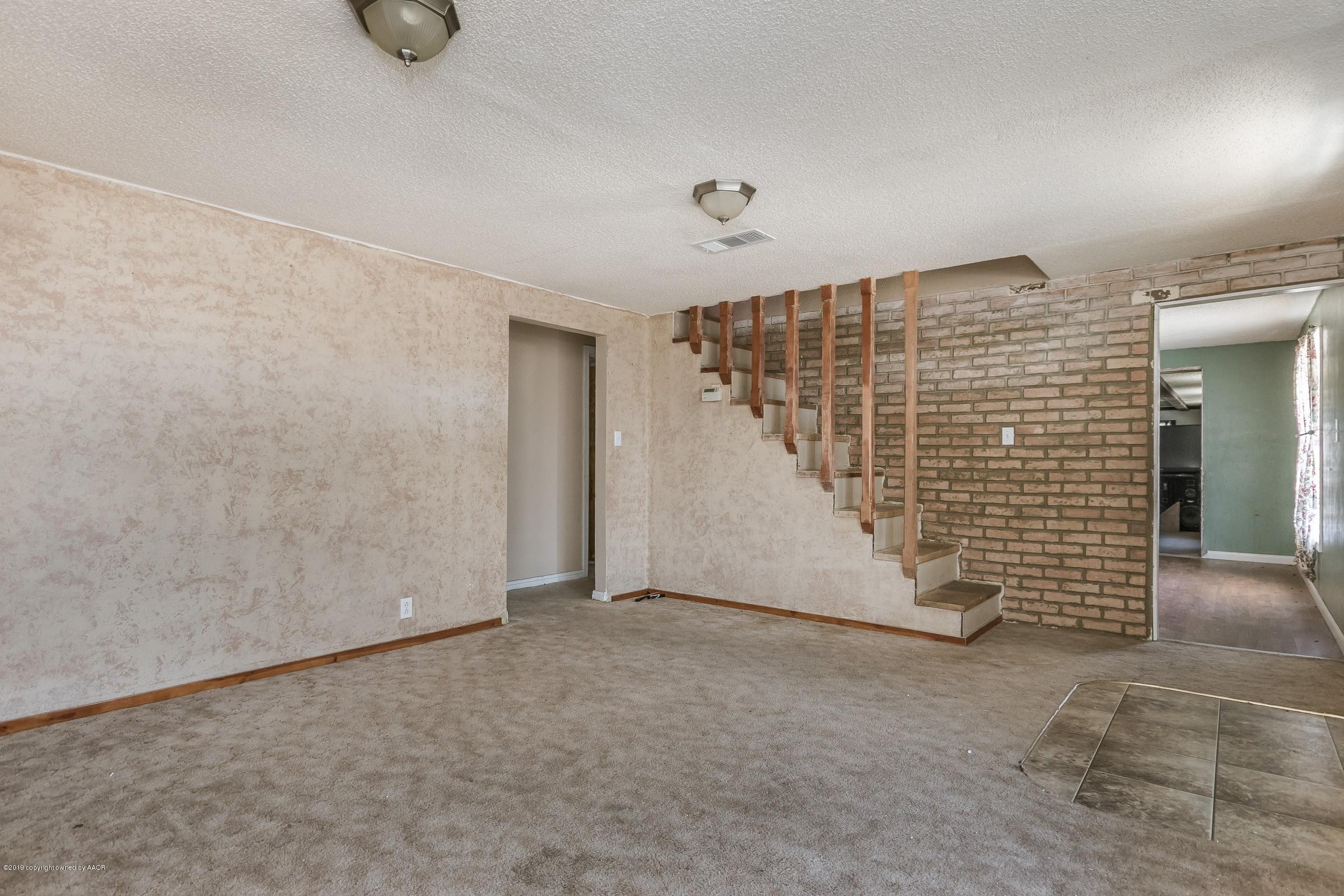 1006 South Ridgeland Avenue Fritch, TX 79036 - Photo 3 of 18 003_Living Room