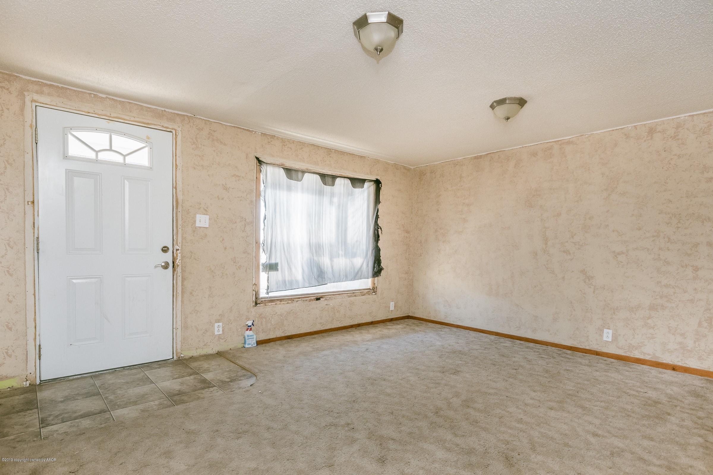 1006 South Ridgeland Avenue Fritch, TX 79036 - Photo 4 of 18 004_Living Room-2
