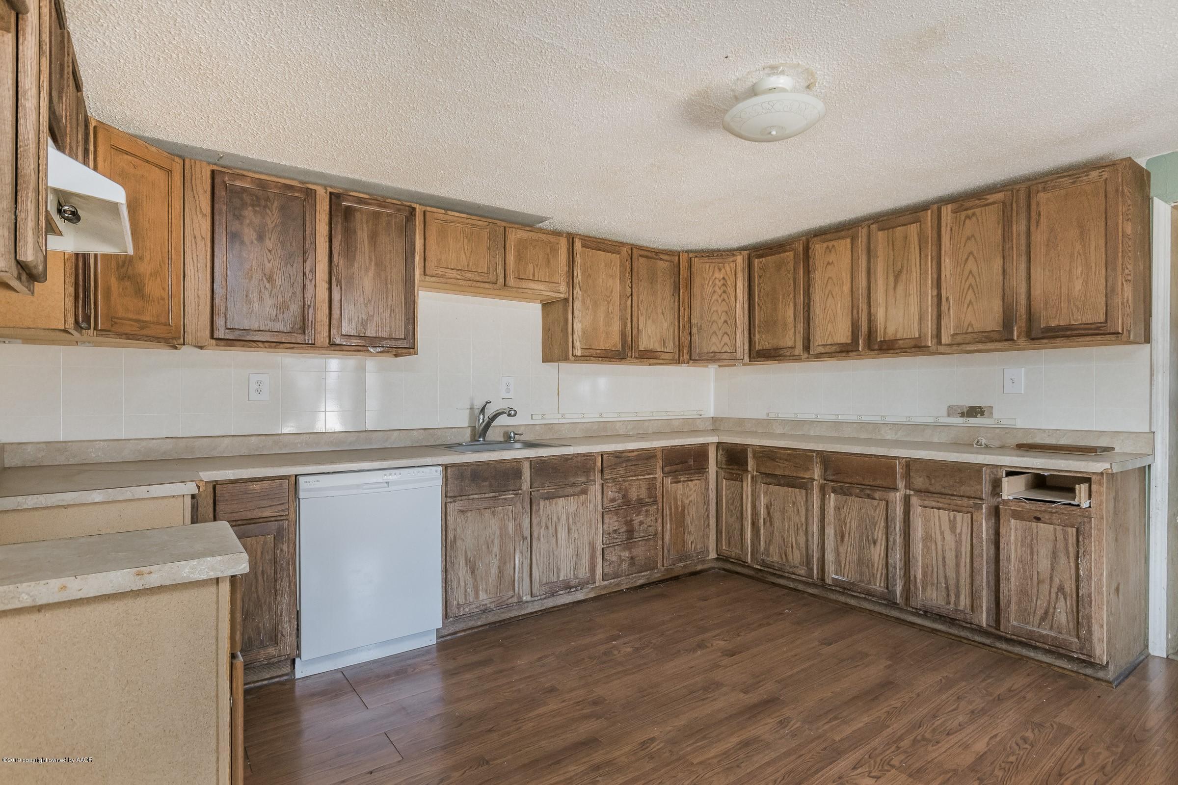 1006 South Ridgeland Avenue Fritch, TX 79036 - Photo 5 of 18 005_Kitchen