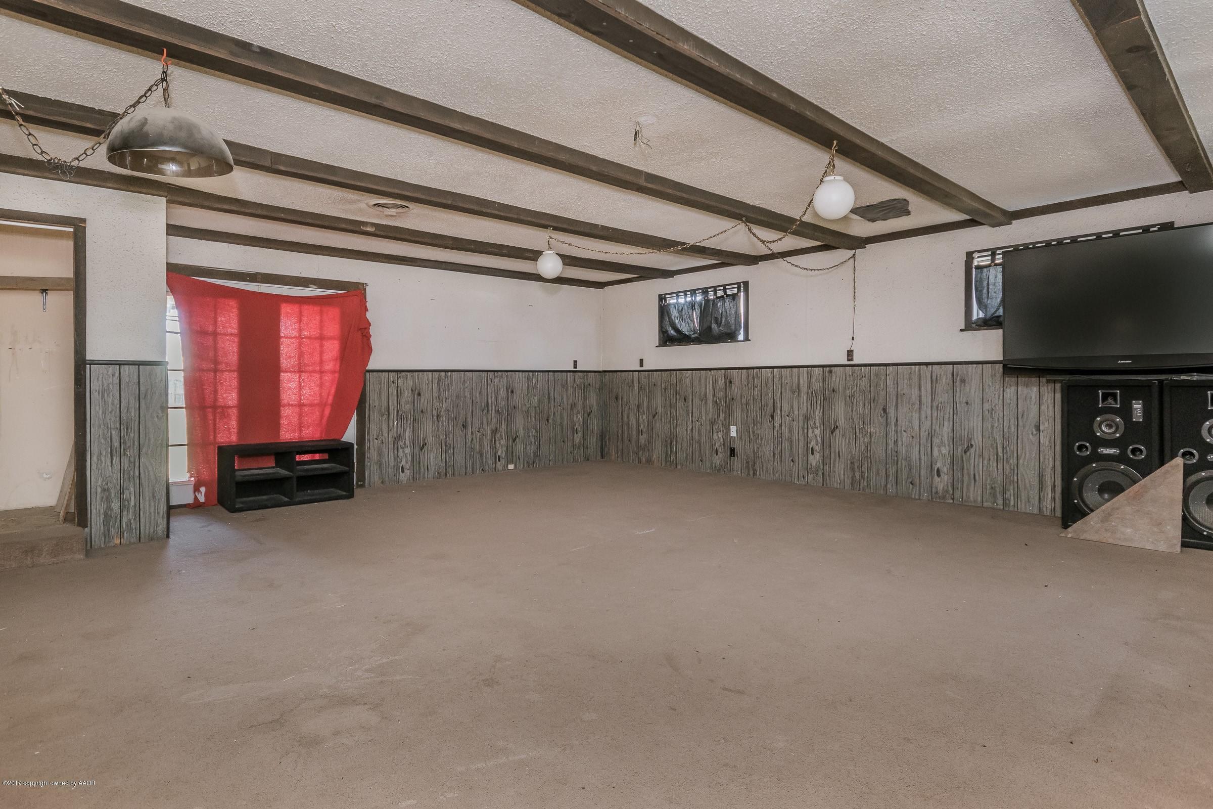 1006 South Ridgeland Avenue Fritch, TX 79036 - Photo 7 of 18 007_Den