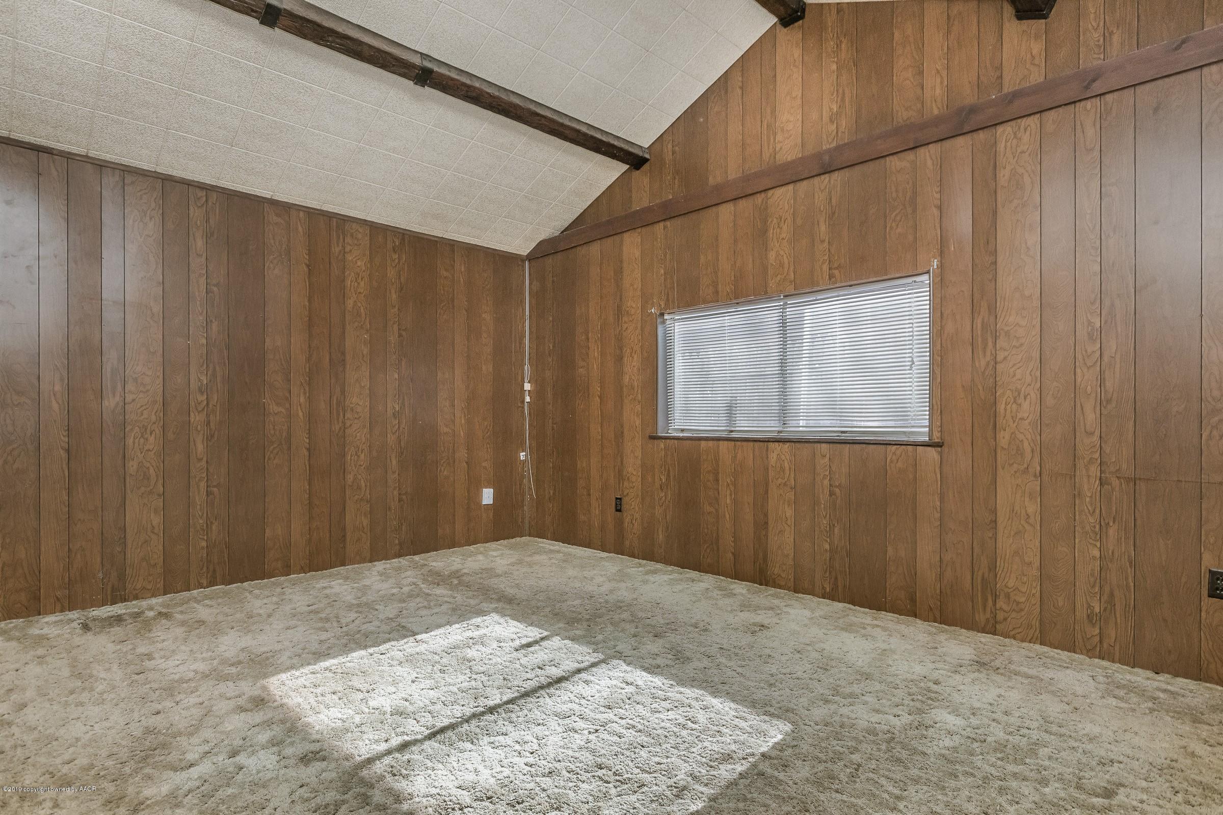 1006 South Ridgeland Avenue Fritch, TX 79036 - Photo 9 of 18 009_Master Bedroom