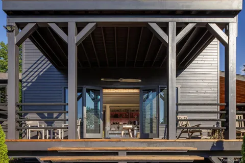 a view of entryway and hall