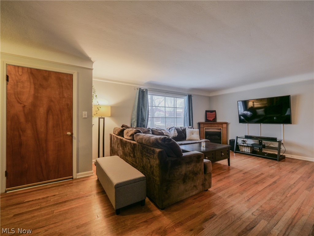 4907 Farnhurst Road Cleveland, OH 44124 - Photo 2 of 33