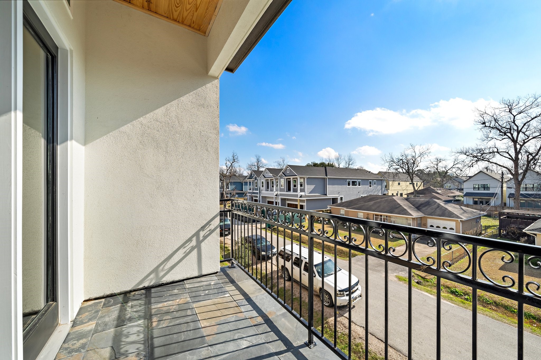 1005 East 28th Street Houston, TX 77009 - Photo 17 of 35 a view of city from a balcony