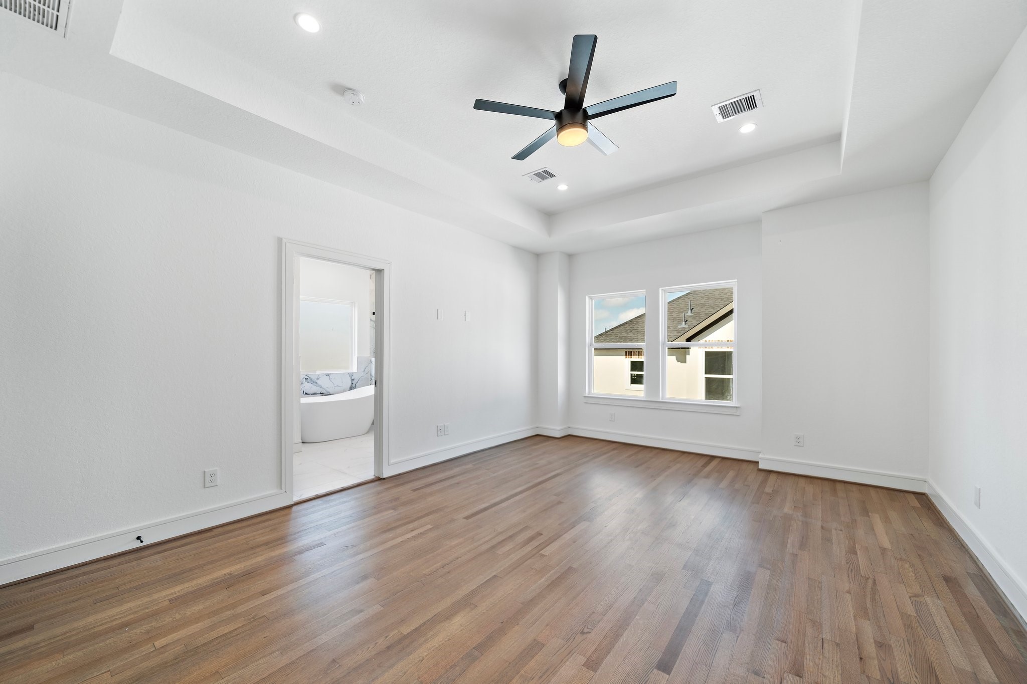 1005 East 28th Street Houston, TX 77009 - Photo 20 of 35 wooden floor in an empty room with a window