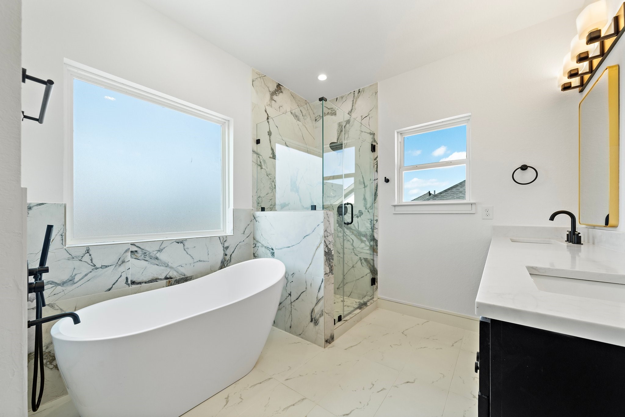 1005 East 28th Street Houston, TX 77009 - Photo 23 of 35 a bathroom with a bathtub and a sink