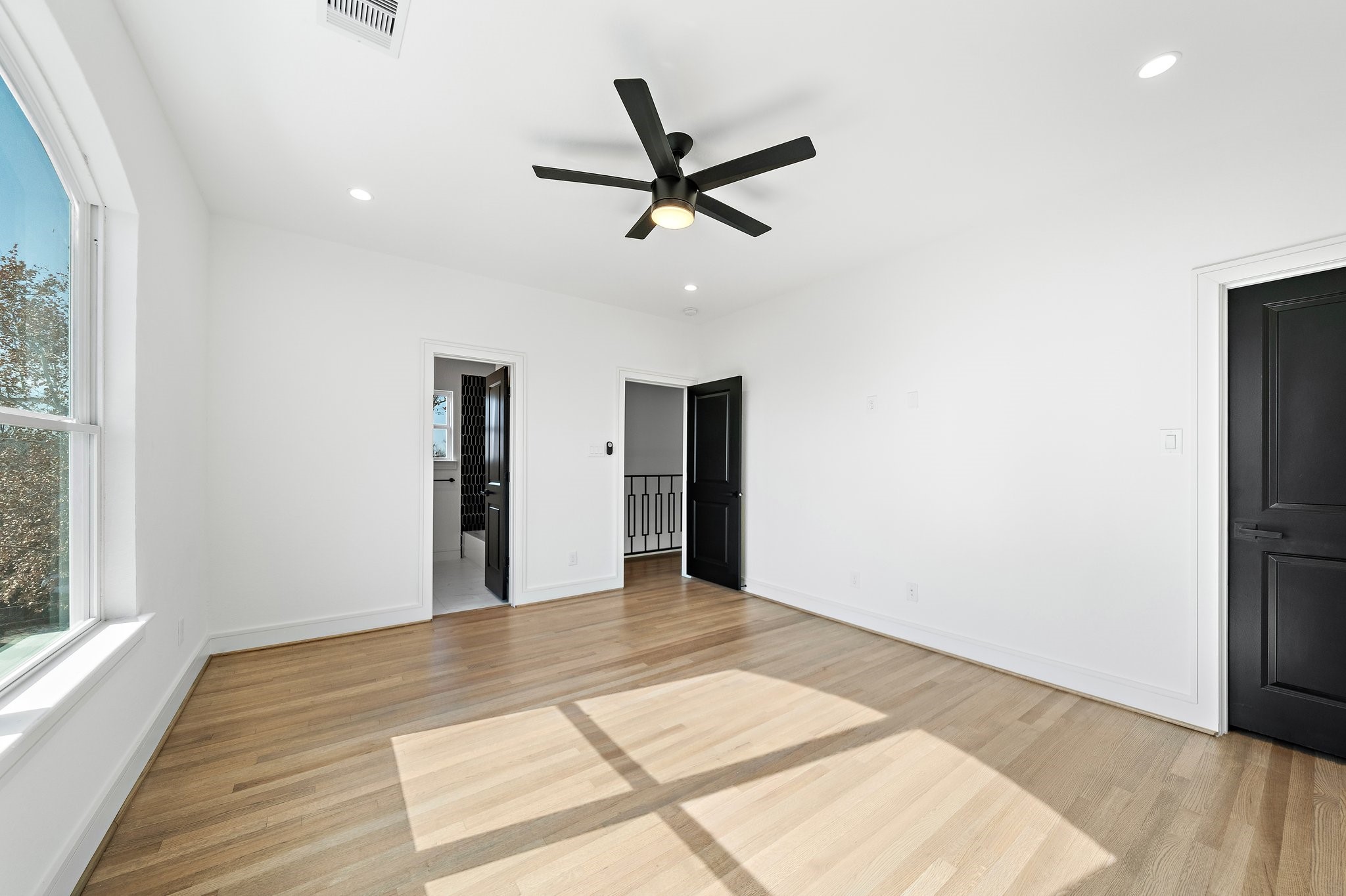1005 East 28th Street Houston, TX 77009 - Photo 26 of 35 a view of a livingroom with a ceiling fan and window