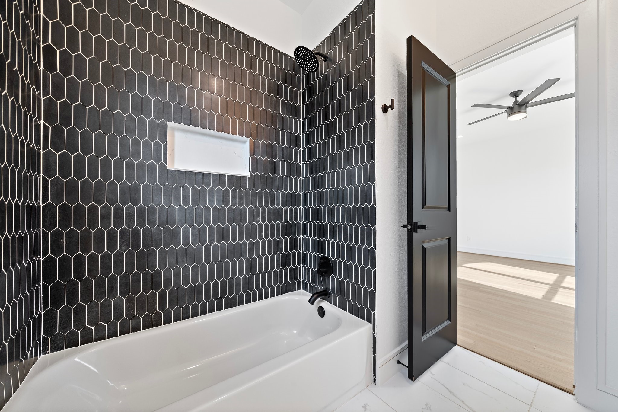 1005 East 28th Street Houston, TX 77009 - Photo 27 of 35 a bathroom with a bathtub