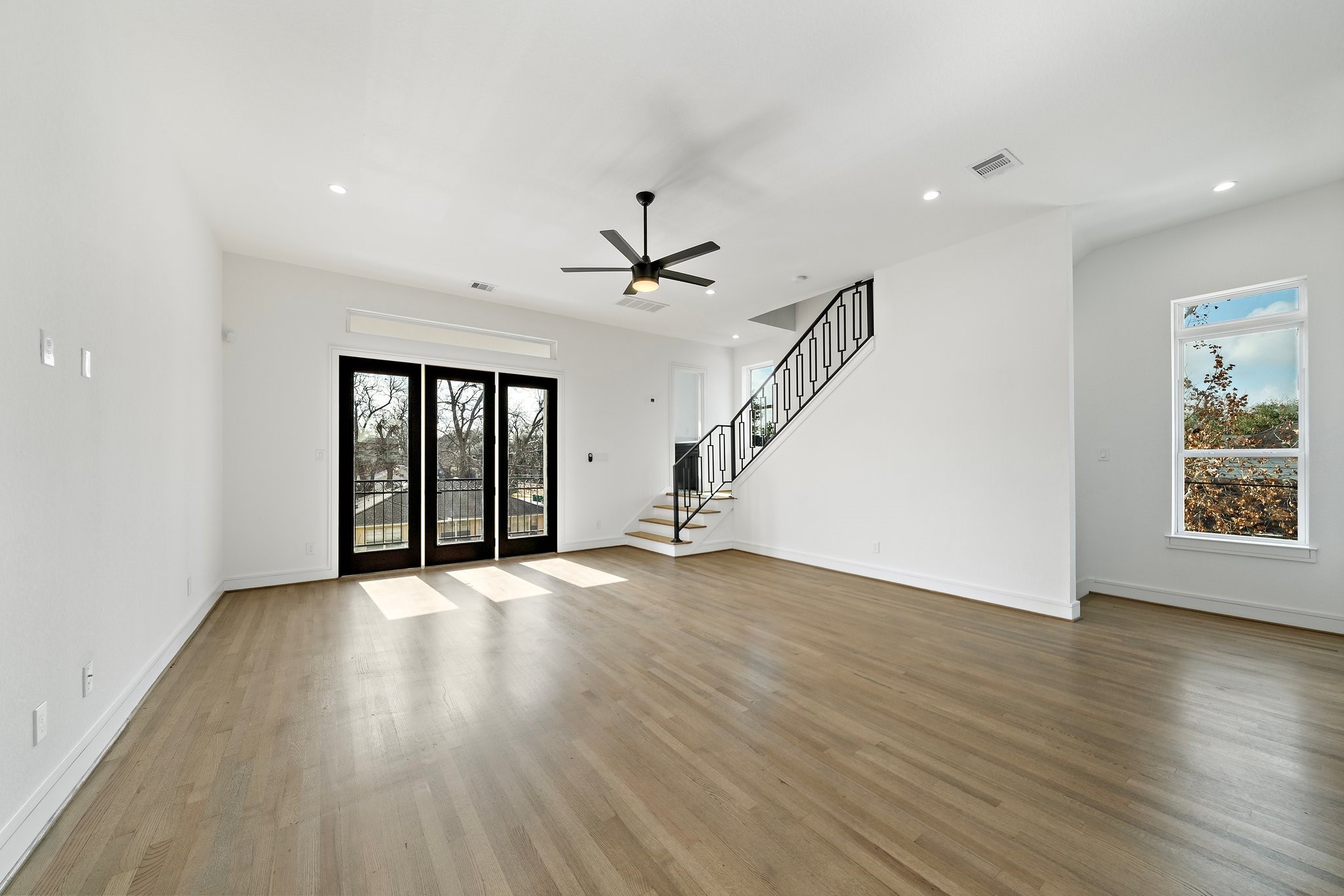 1005 East 28th Street Houston, TX 77009 - Photo 31 of 35 an empty room with wooden floor and windows