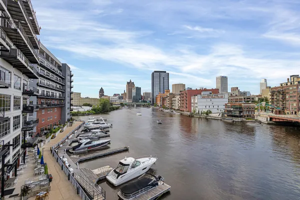 $3,650 | 106 West Seeboth Street, Unit 407, Milwaukee, WI 53204