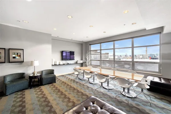 $3,650 | 106 West Seeboth Street, Unit 407, Milwaukee, WI 53204