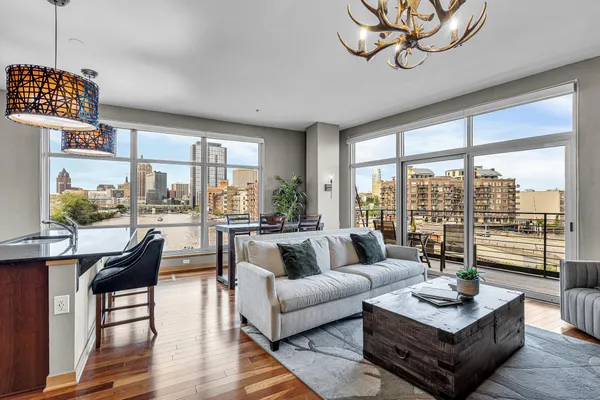 $3,650 | 106 West Seeboth Street, Unit 407, Milwaukee, WI 53204