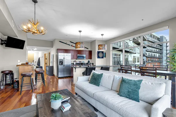 $3,650 | 106 West Seeboth Street, Unit 407, Milwaukee, WI 53204