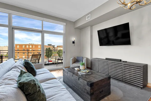 $3,650 | 106 West Seeboth Street, Unit 407, Milwaukee, WI 53204