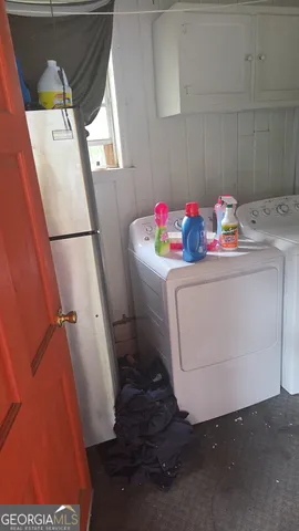 a view of a house with backyard and trees