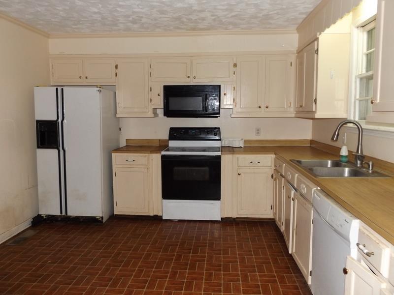 5560 Murfreesboro Road Lebanon, TN 37090 - Photo 3 of 20 a kitchen with a sink stove and refrigerator