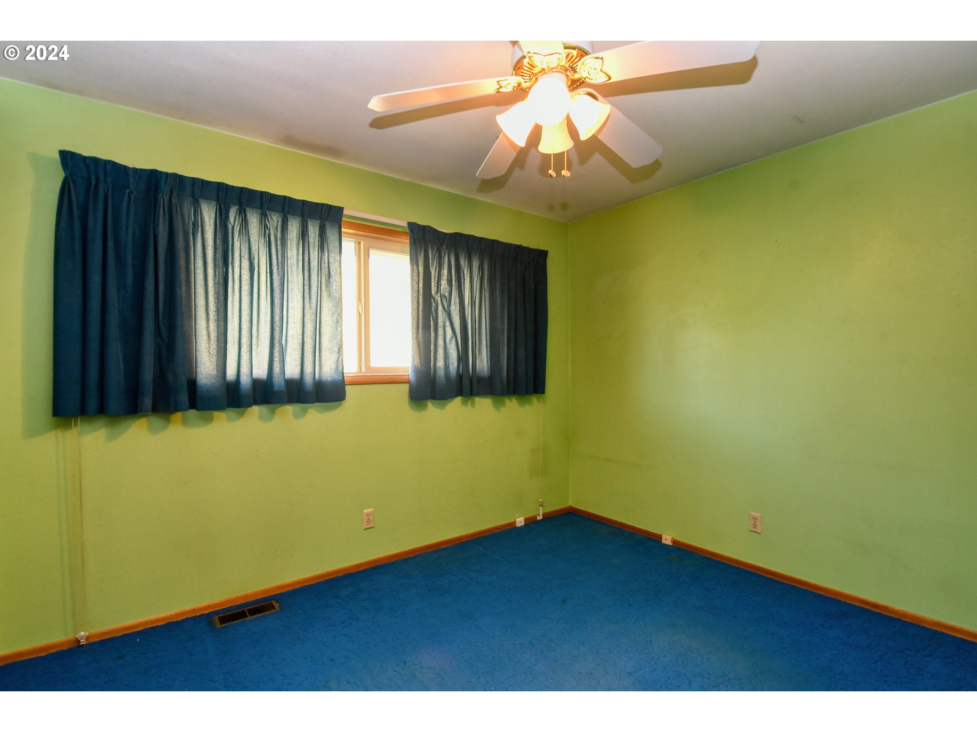 3239 Southwest Isaac Avenue Pendleton, OR 97801 - Photo 16 of 42 a view of an empty room with a window and a ceiling fan