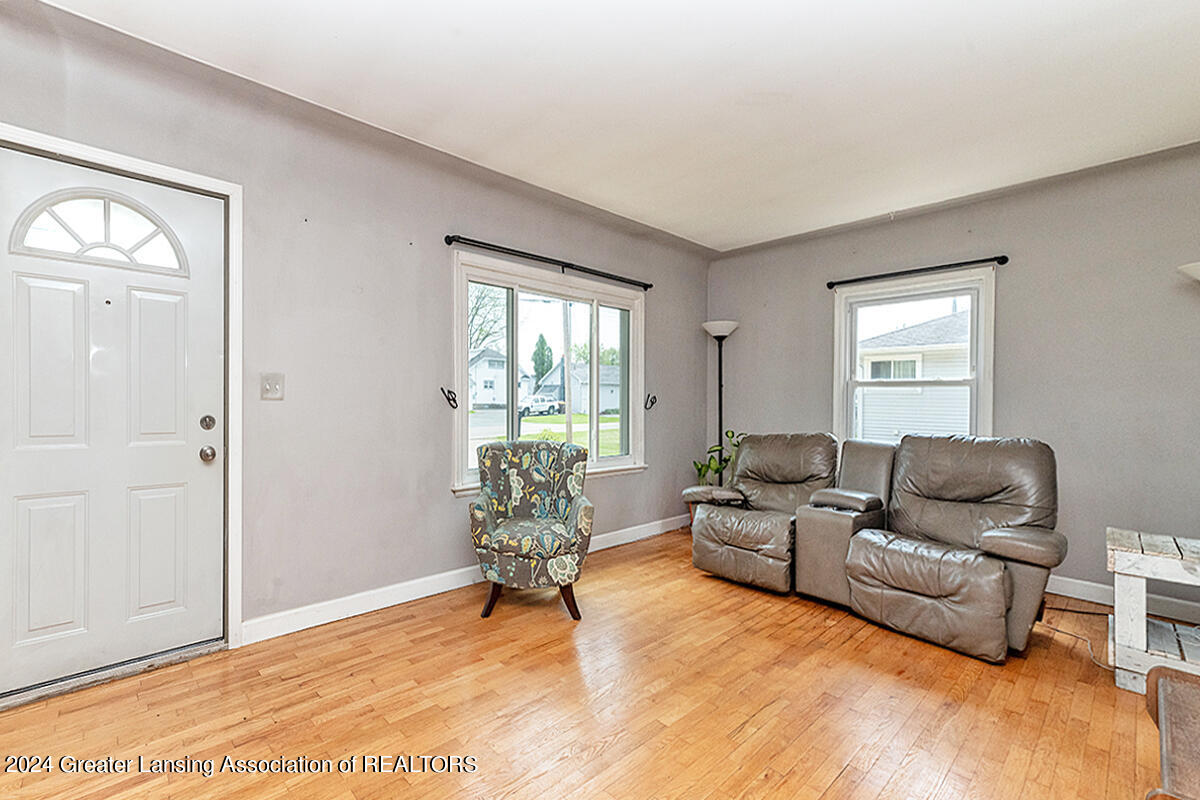 630 Stoner Road Lansing, MI 48917 - Photo 3 of 28 03