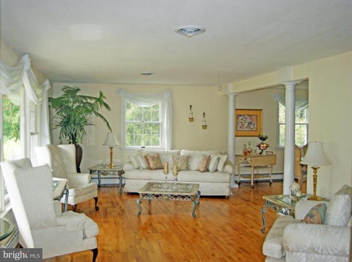 6152 Ebenezer Road Middle River, MD 21220 - Photo 3 of 12 Living Room