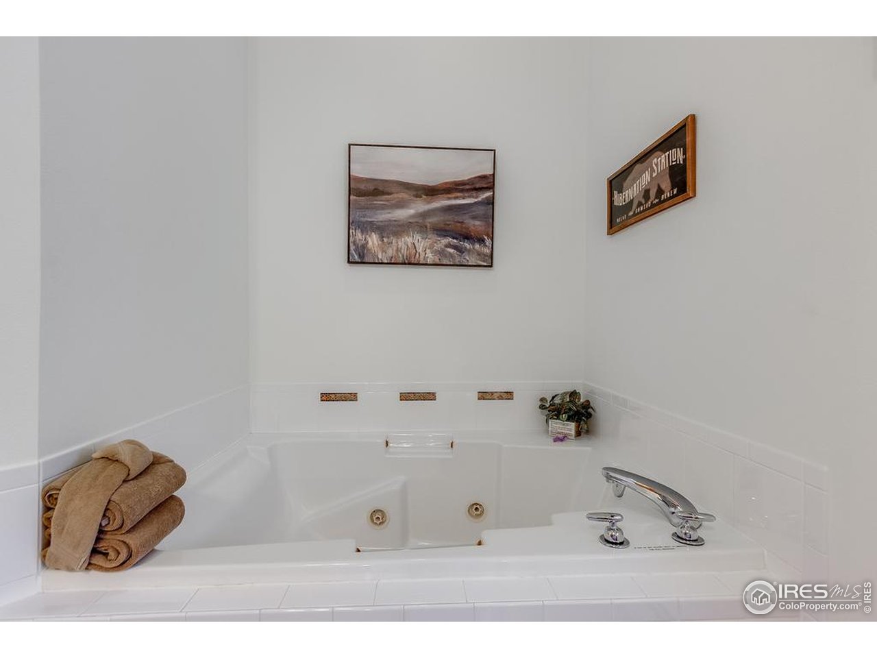 2120 Fall River Road, Unit 2 Estes Park, CO 80517 - Photo 29 of 44 jetted tub