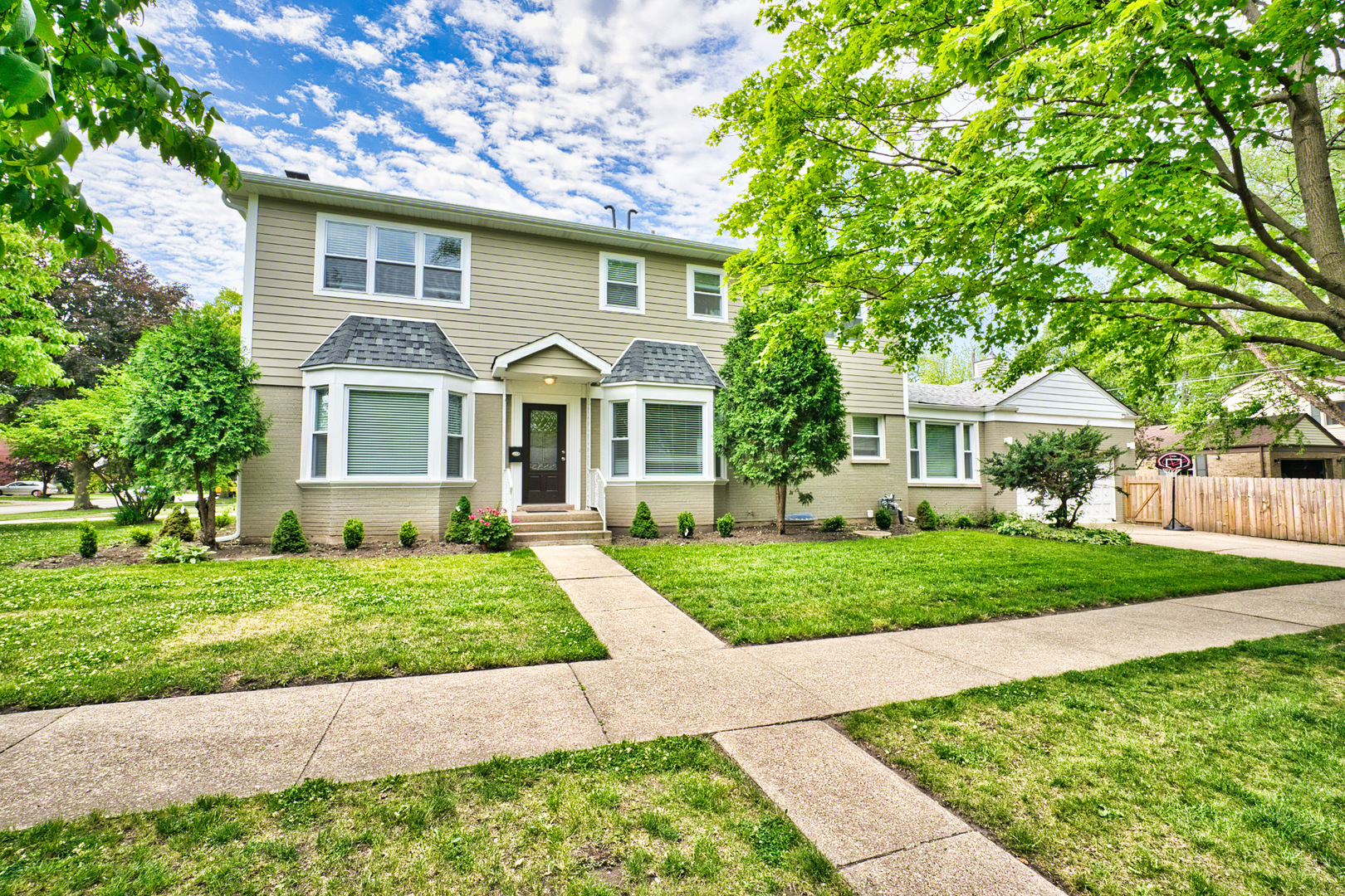 643 Oriole Avenue Park Ridge, IL 60068 - Photo 1 of 31 a front view of a house with a yard