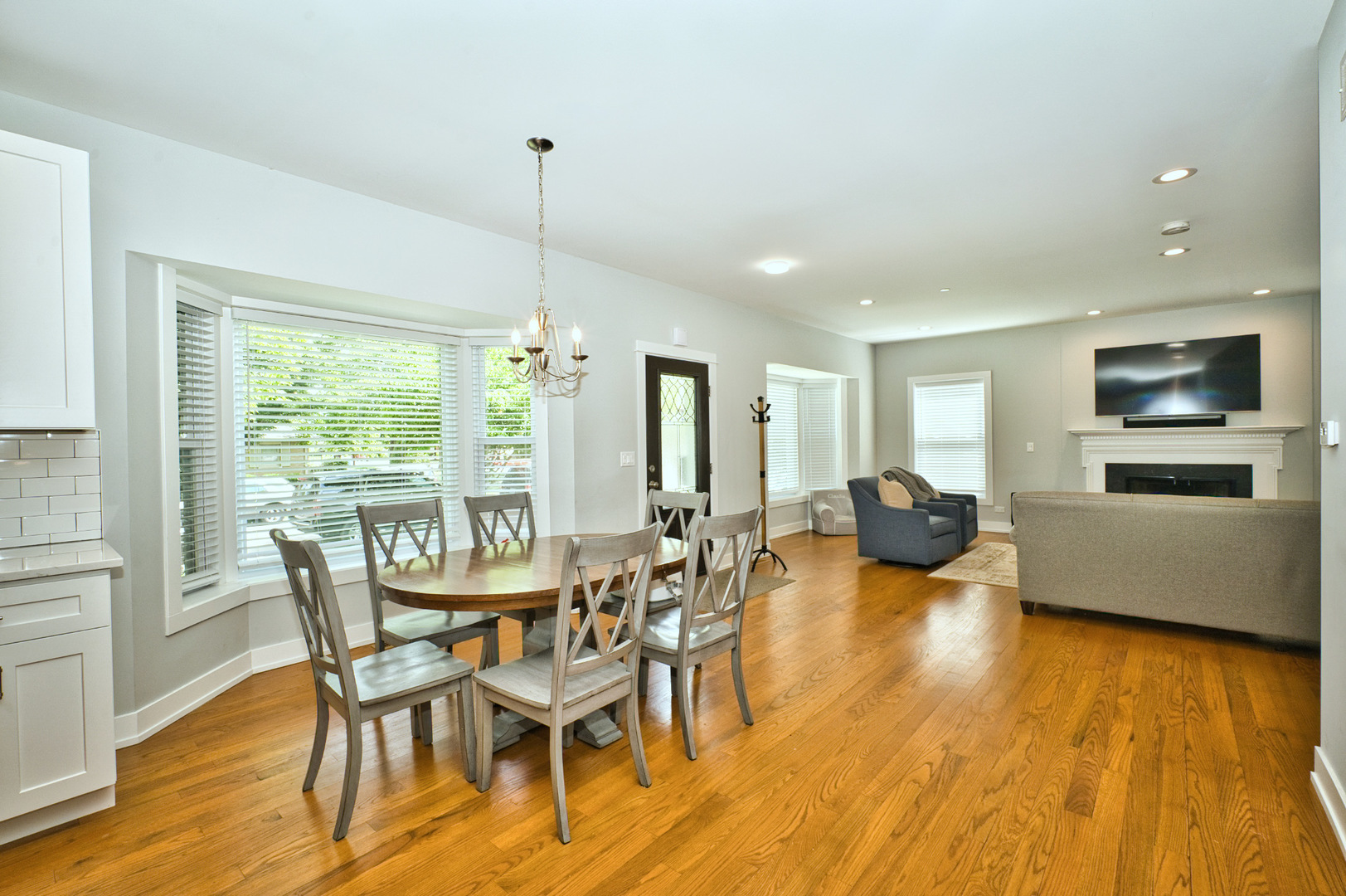 643 Oriole Avenue Park Ridge, IL 60068 - Photo 13 of 31 a view of a dining room with furniture and wooden floor