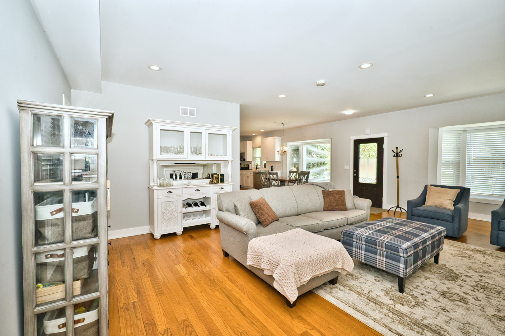 643 Oriole Avenue Park Ridge, IL 60068 - Photo 18 of 31 a living room with furniture and wooden floor