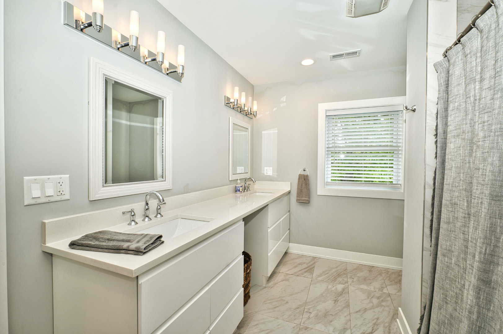 643 Oriole Avenue Park Ridge, IL 60068 - Photo 22 of 31 a bathroom with a sink and a mirror