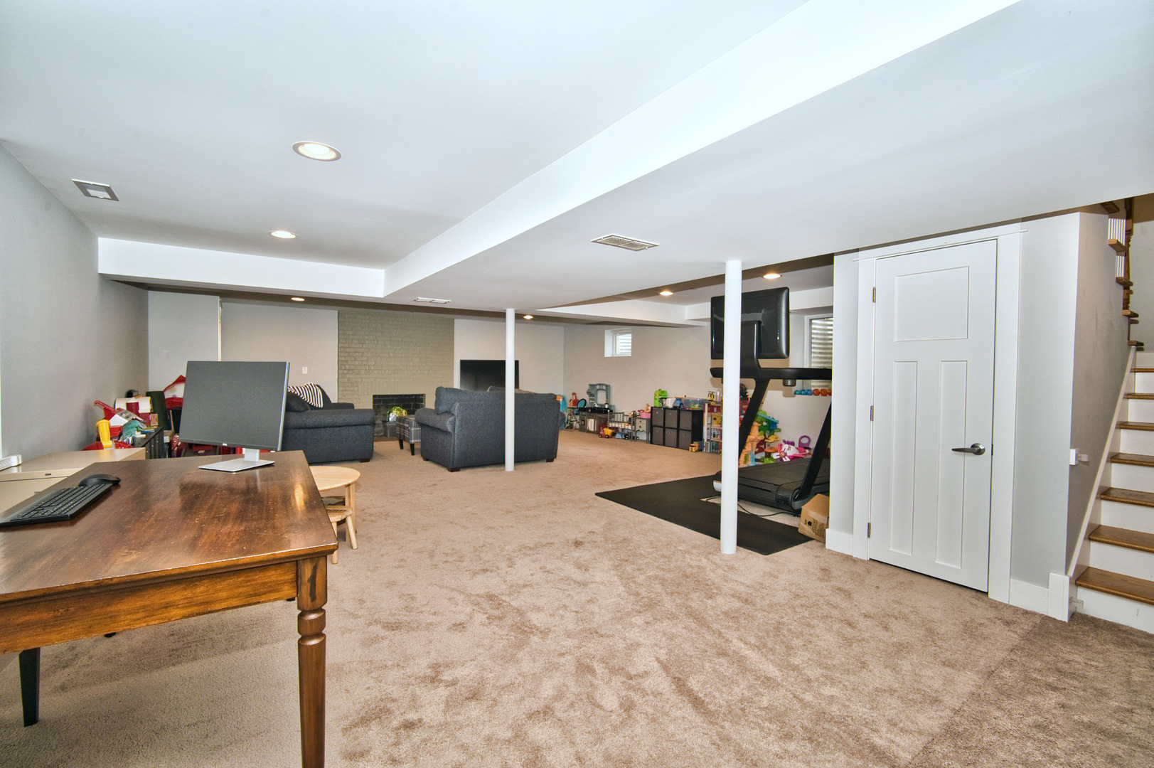 643 Oriole Avenue Park Ridge, IL 60068 - Photo 26 of 31 a room with furniture and white walls