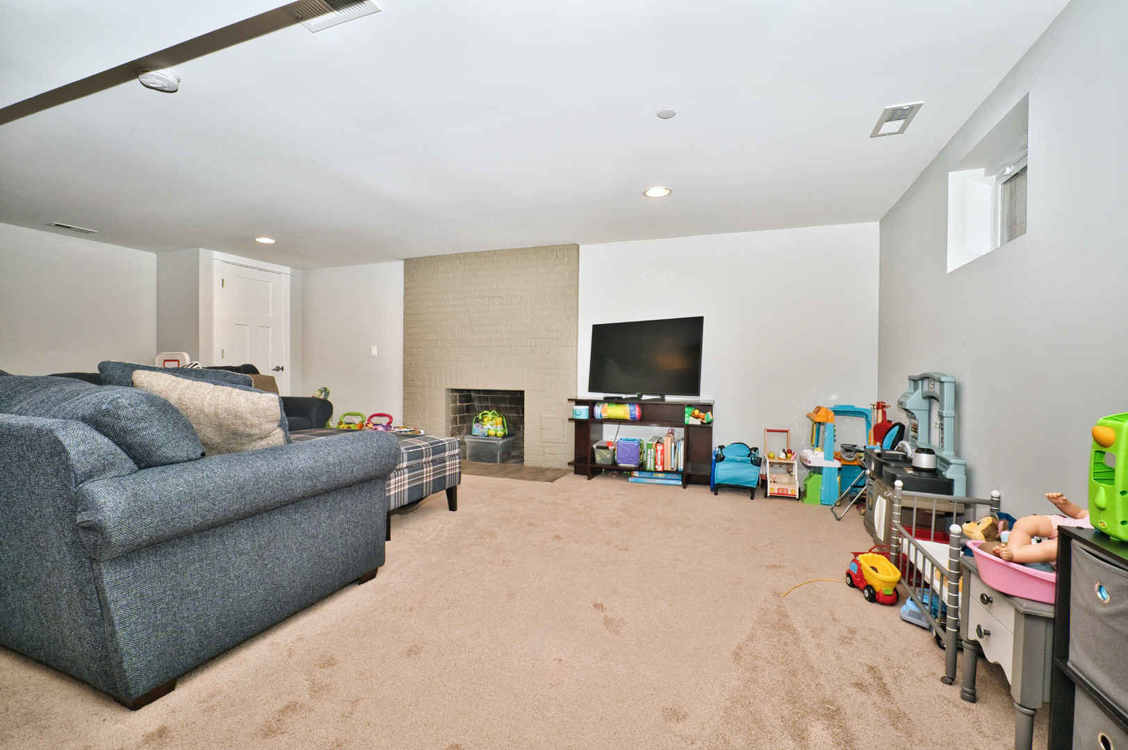643 Oriole Avenue Park Ridge, IL 60068 - Photo 28 of 31 a living room with furniture and a flat screen tv