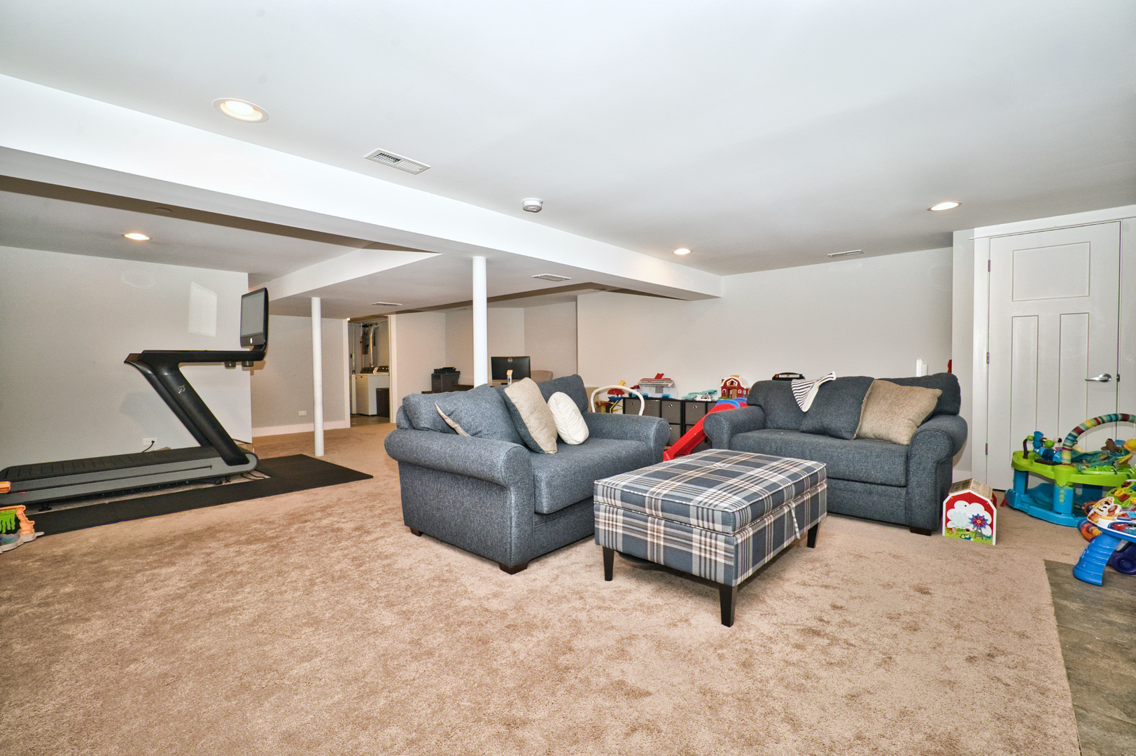 643 Oriole Avenue Park Ridge, IL 60068 - Photo 29 of 31 a living room with furniture and a flat screen tv