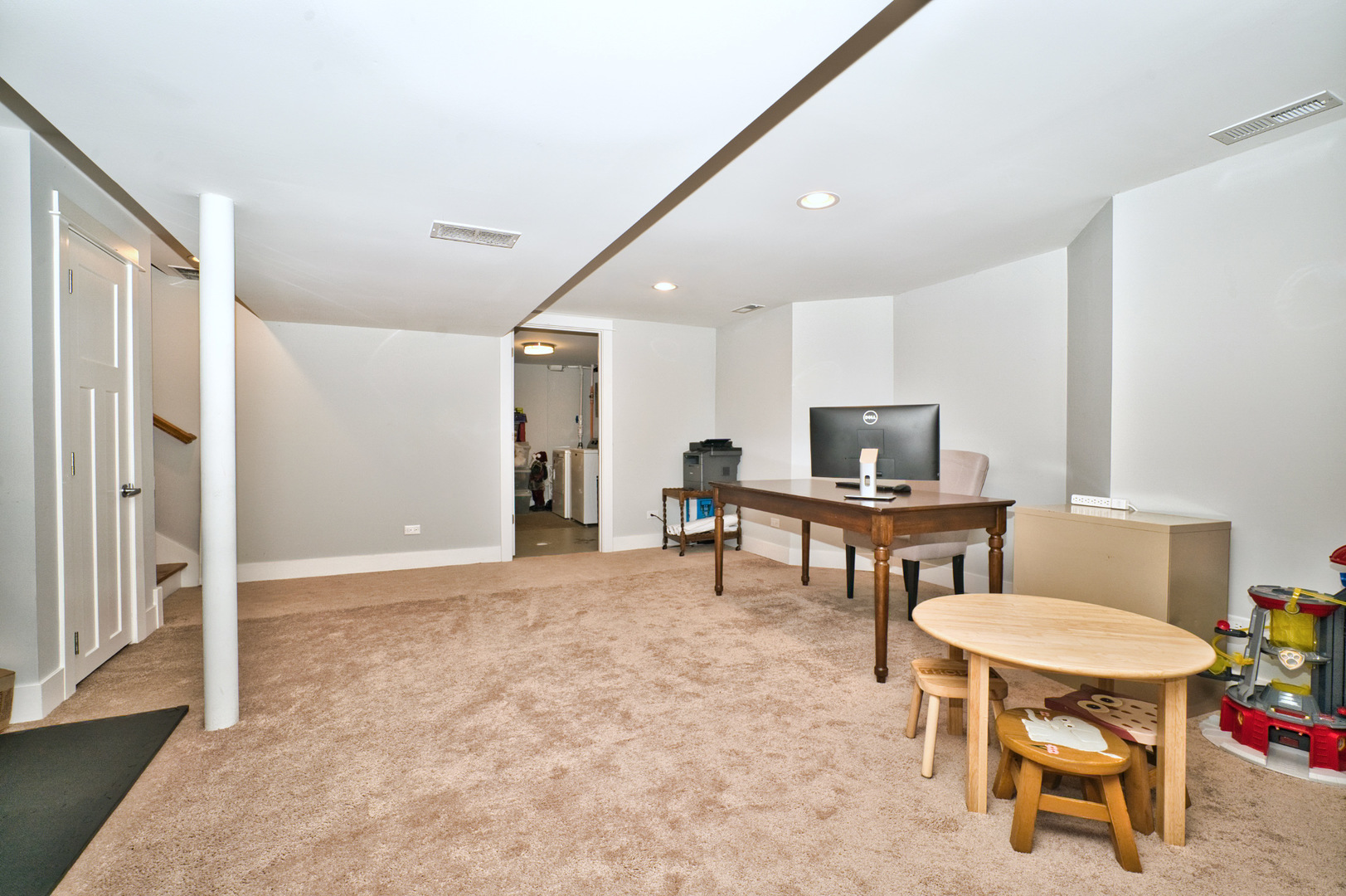 643 Oriole Avenue Park Ridge, IL 60068 - Photo 30 of 31 a workspace with furniture