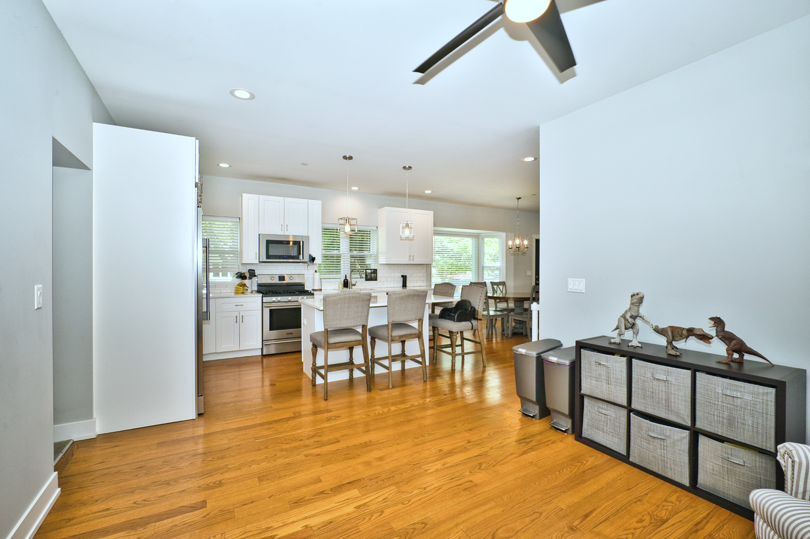 643 Oriole Avenue Park Ridge, IL 60068 - Photo 7 of 31 a living room with lots of furniture and kitchen view