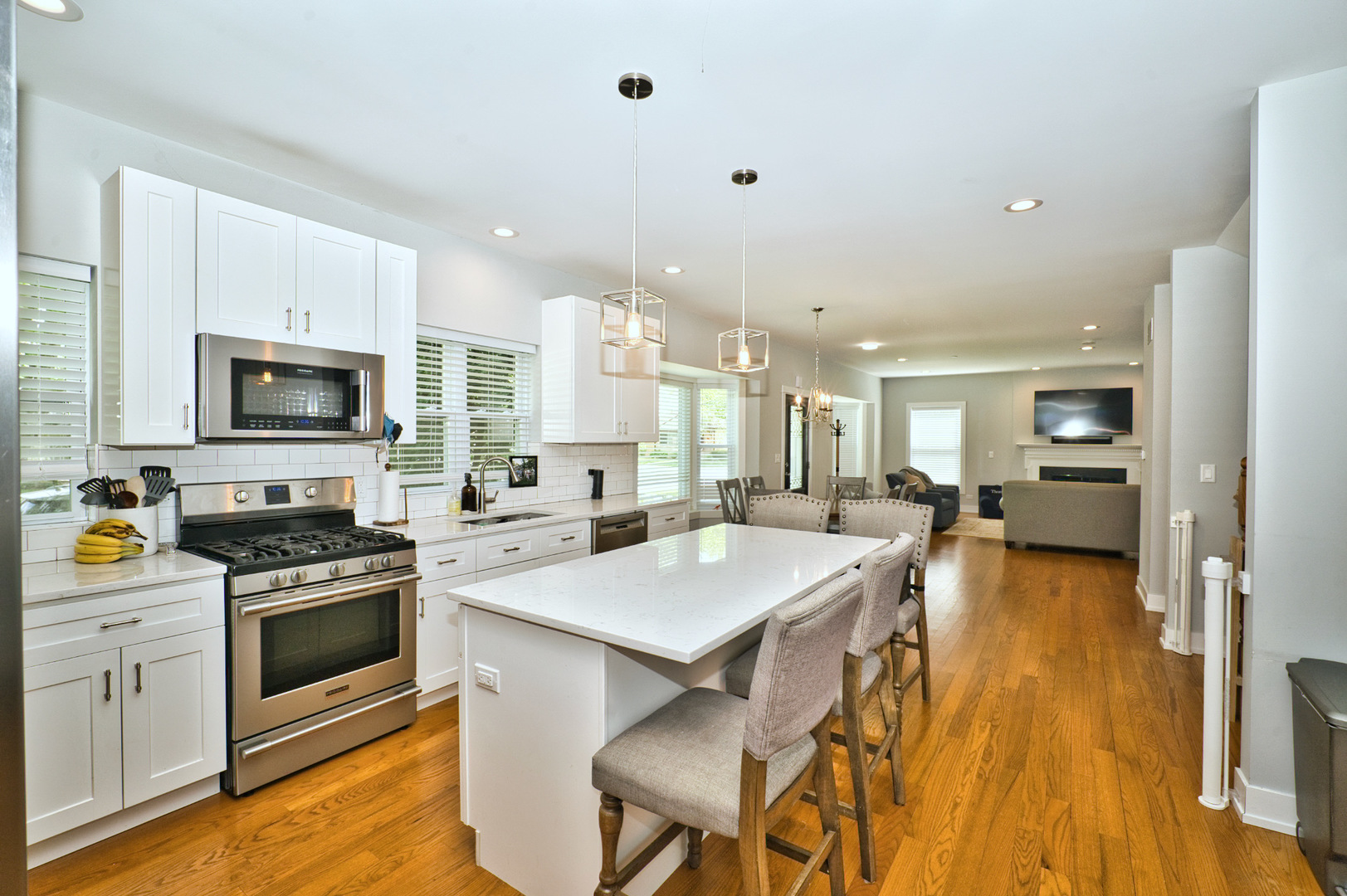 643 Oriole Avenue Park Ridge, IL 60068 - Photo 8 of 31 a large kitchen with a table and chairs in it