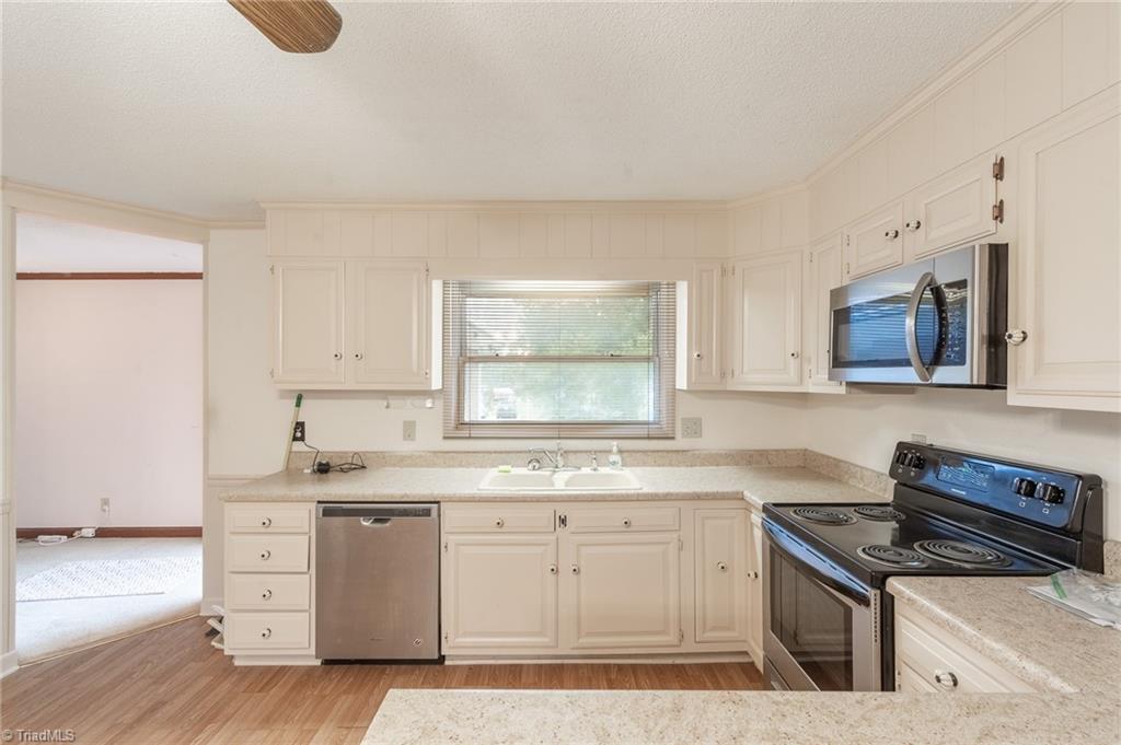 3303 Forestview Drive High Point, NC 27260 - Photo 12 of 29