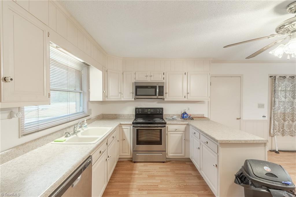 3303 Forestview Drive High Point, NC 27260 - Photo 13 of 29