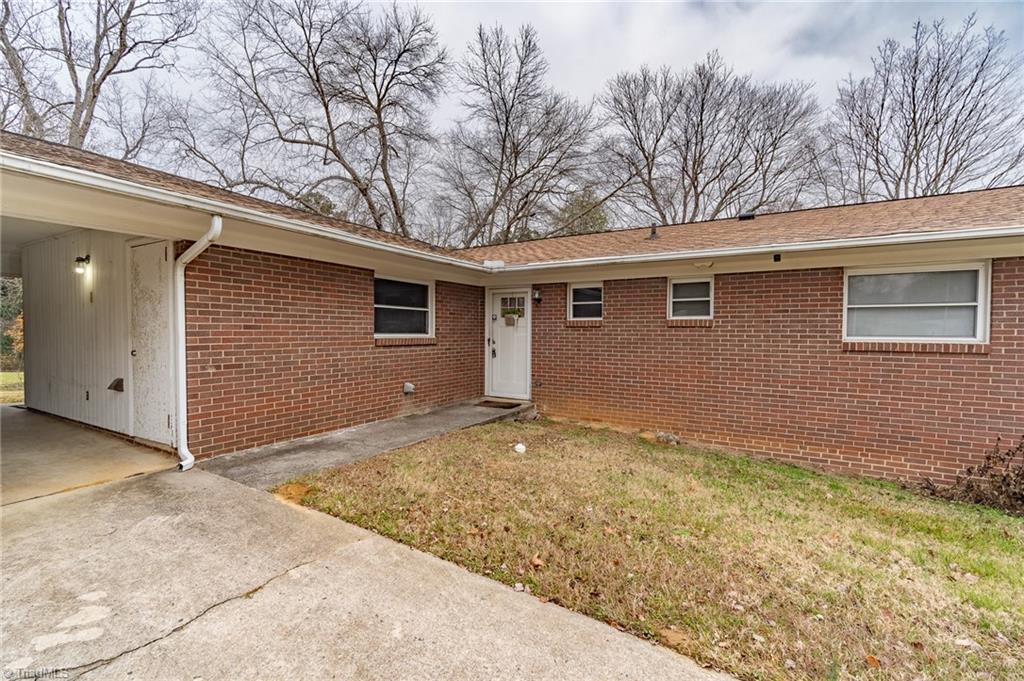 3303 Forestview Drive High Point, NC 27260 - Photo 3 of 29