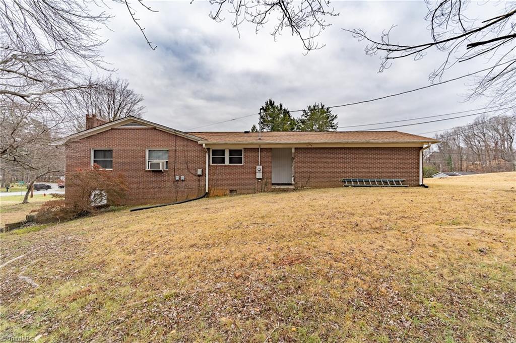 3303 Forestview Drive High Point, NC 27260 - Photo 4 of 29