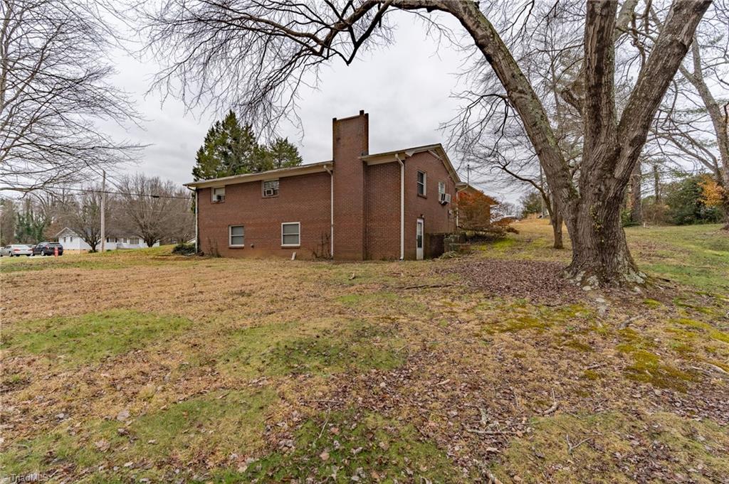 3303 Forestview Drive High Point, NC 27260 - Photo 5 of 29