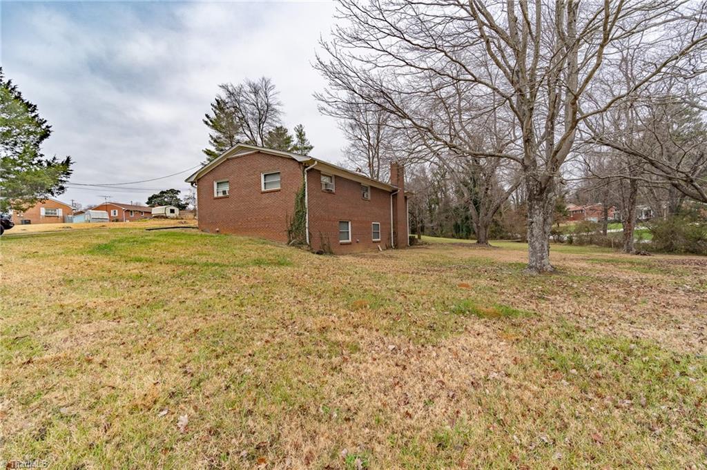 3303 Forestview Drive High Point, NC 27260 - Photo 6 of 29