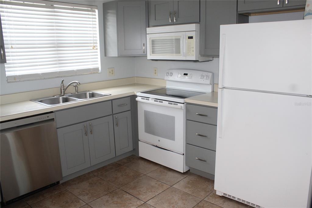 9869 Aloma Bend Lane Oviedo, FL 32765 - Photo 4 of 15 a kitchen with a stove sink and refrigerator