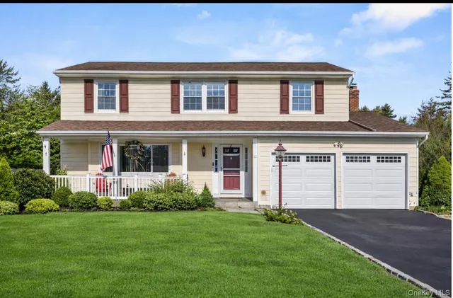 $899,999 | 11 Marlboro Lane, East Islip, NY 11730