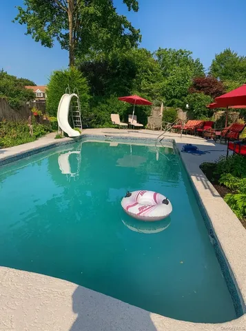 $899,999 | 11 Marlboro Lane, East Islip, NY 11730